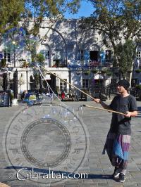 Soplador de burbujas en la Plaza Grand Casemates
